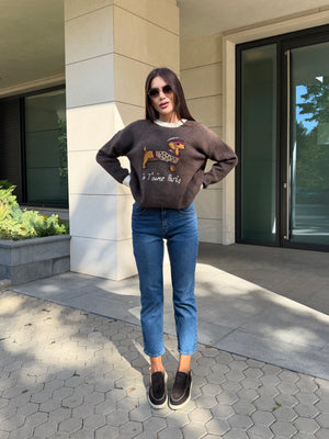 BLUE MOM FIT JEANS – blue jeans with brown belt loops