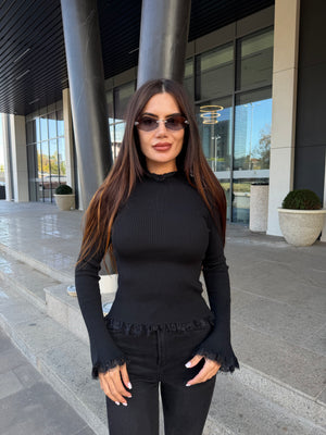 LACE KNIT TOP – knitted top with lace details